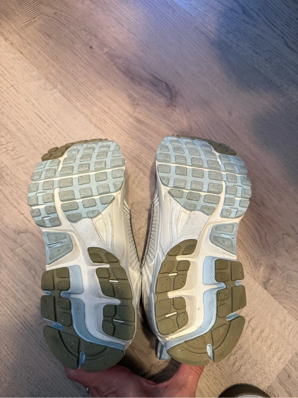 Nike Kids Sneakers in Cream and Light Blue